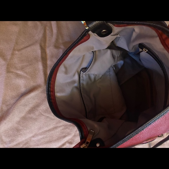 Red & black vegan leather bucket bag - Picture 7 of 10